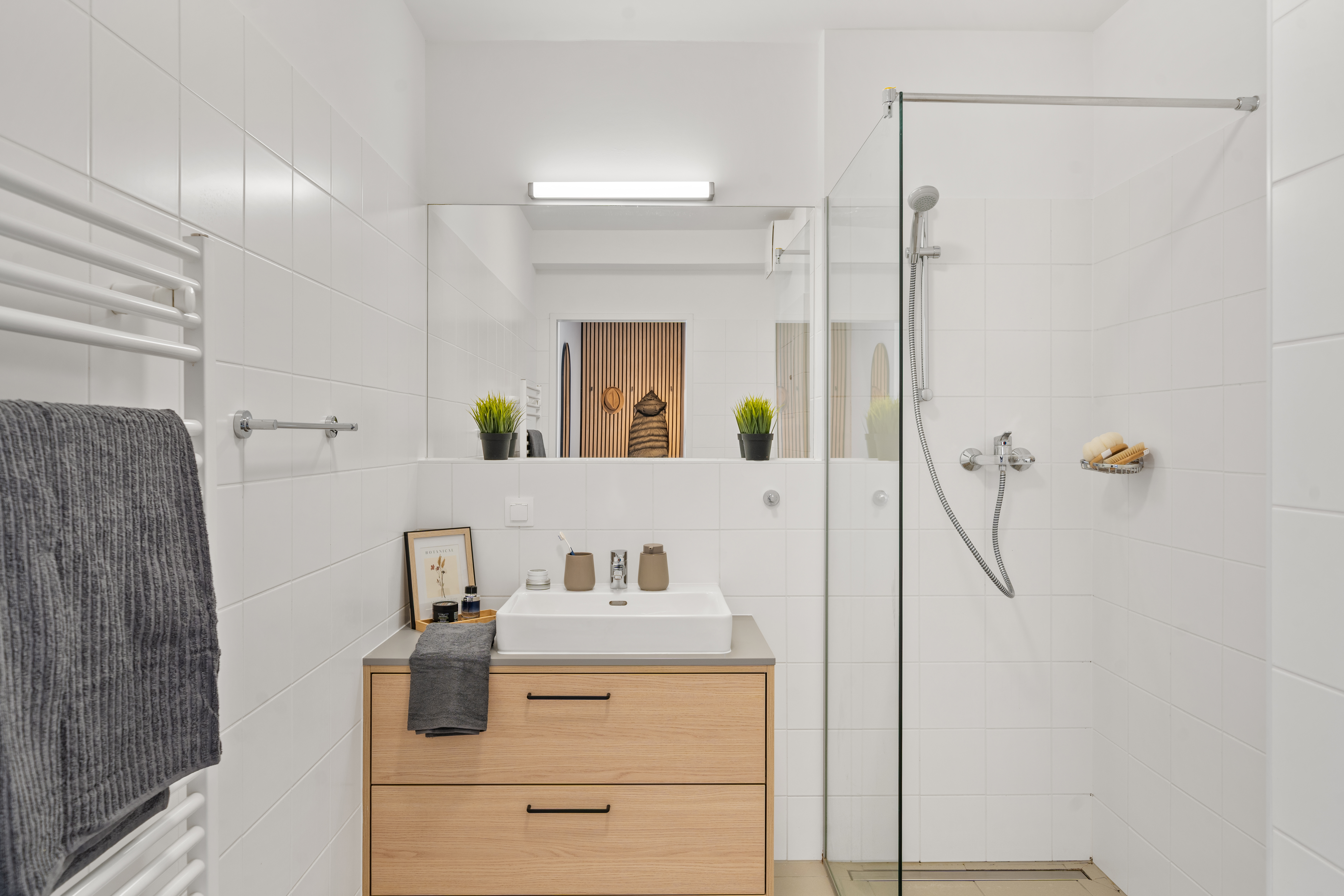 Modernes Badezimmer in Apartment mit Holz-Waschtisch und begehbarer Dusche