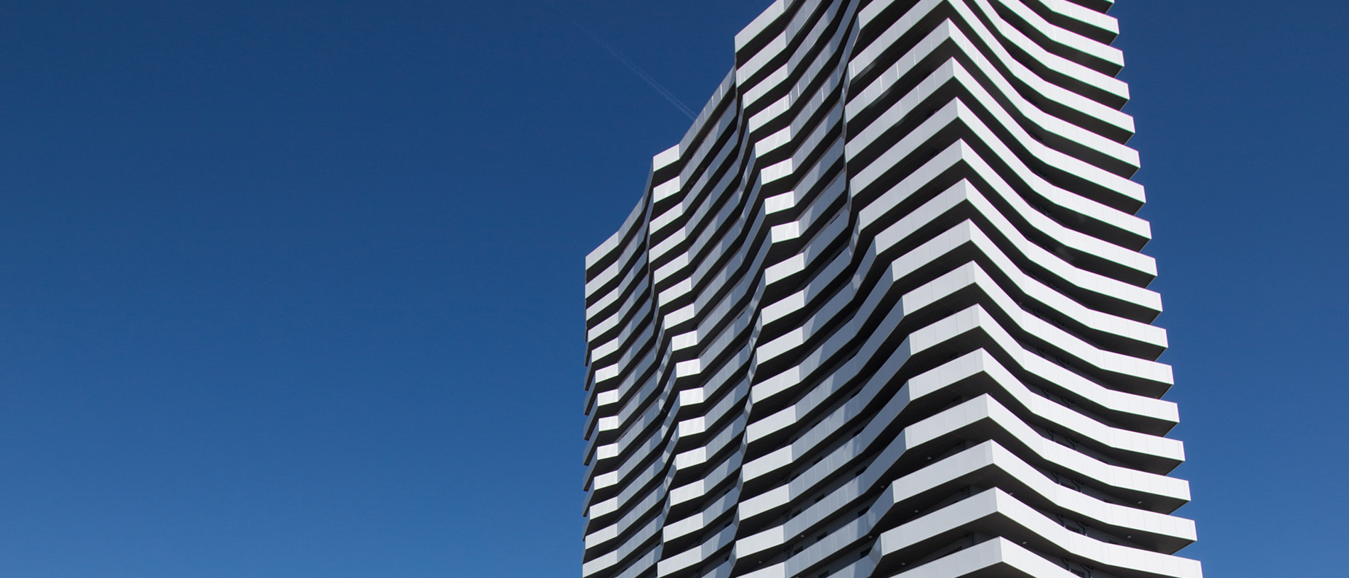 Leopoldtower Gebäude mit schwarz-weißen Streifen in Wien, Room4Rent Standort für möblierte Apartments