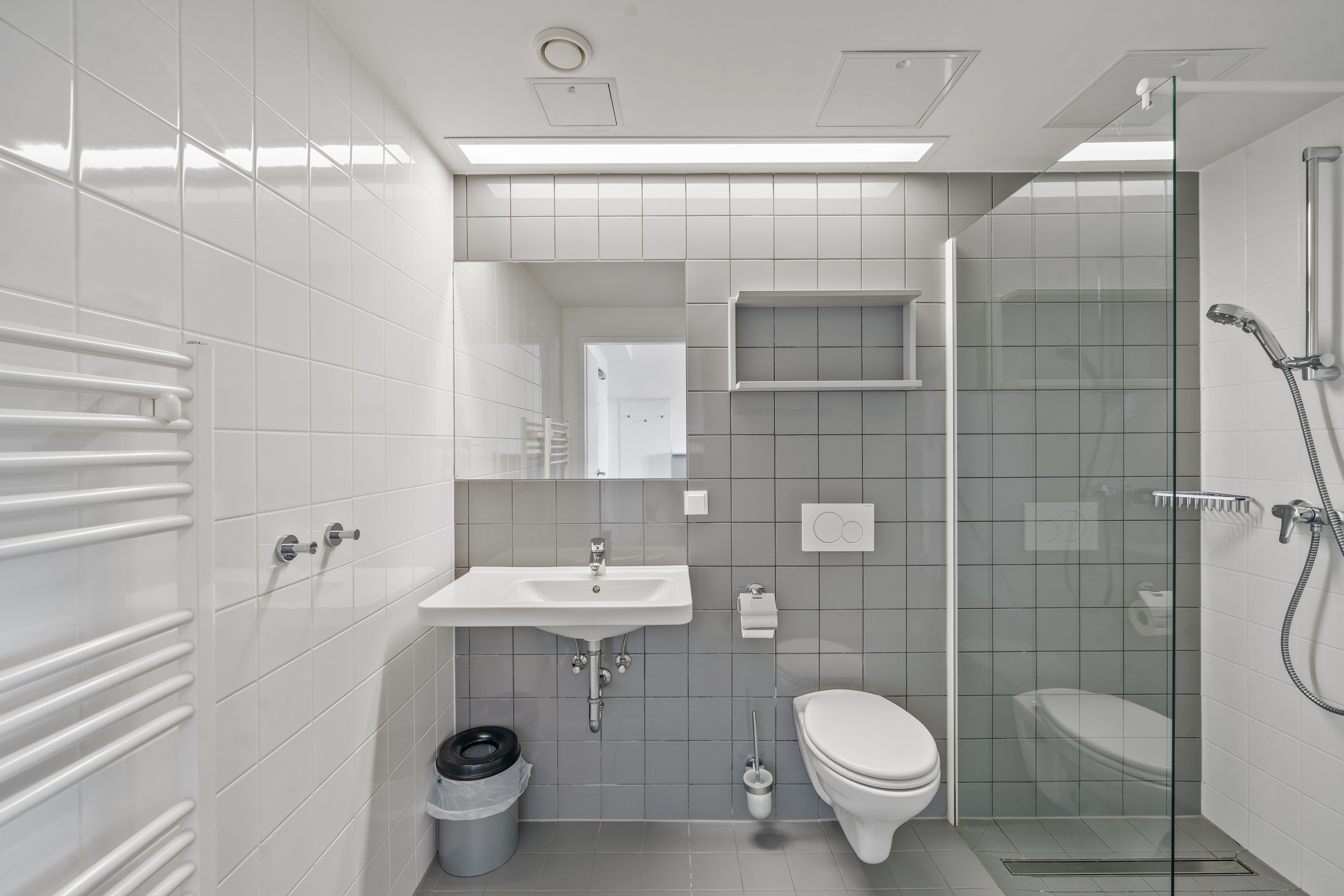Badezimmer mit Waschtisch, begehbarer Dusche und Toilette in einem möblierten Room4Rent Apartment