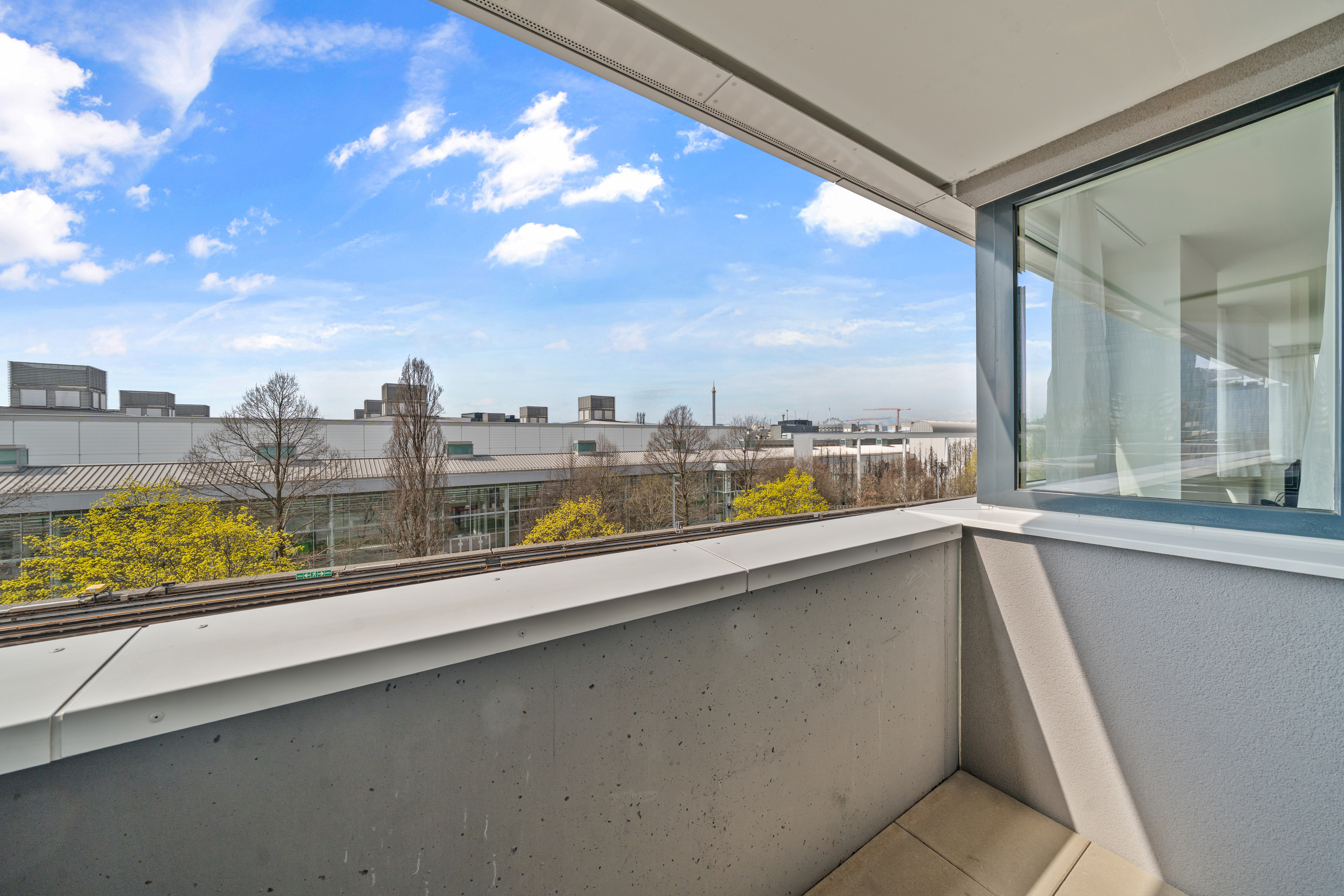 Balkon mit Panoramablick über Wien in einem Room4Rent Serviced Apartment Typ L