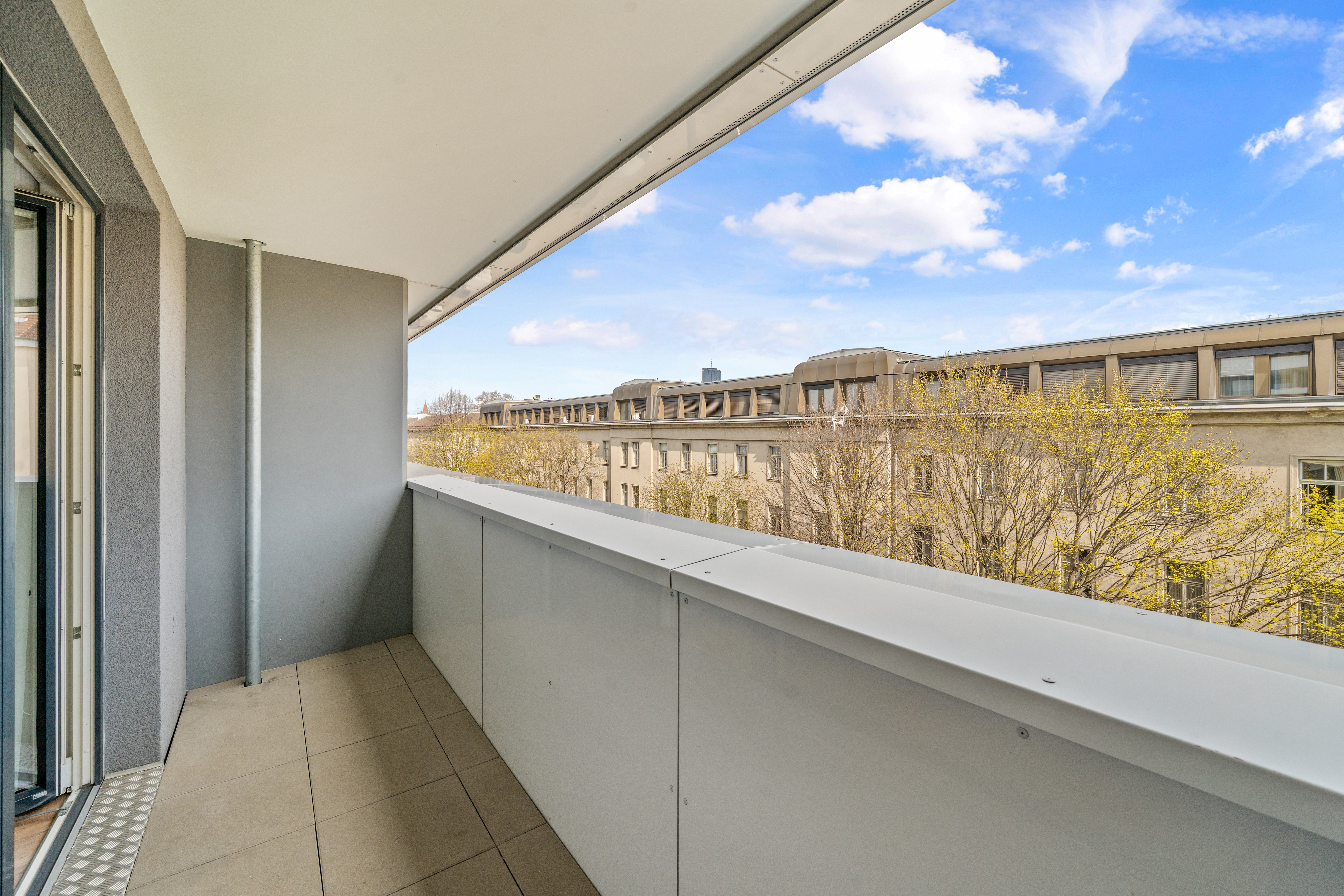 Balkon mit Blick auf Wohngebäude und Straße