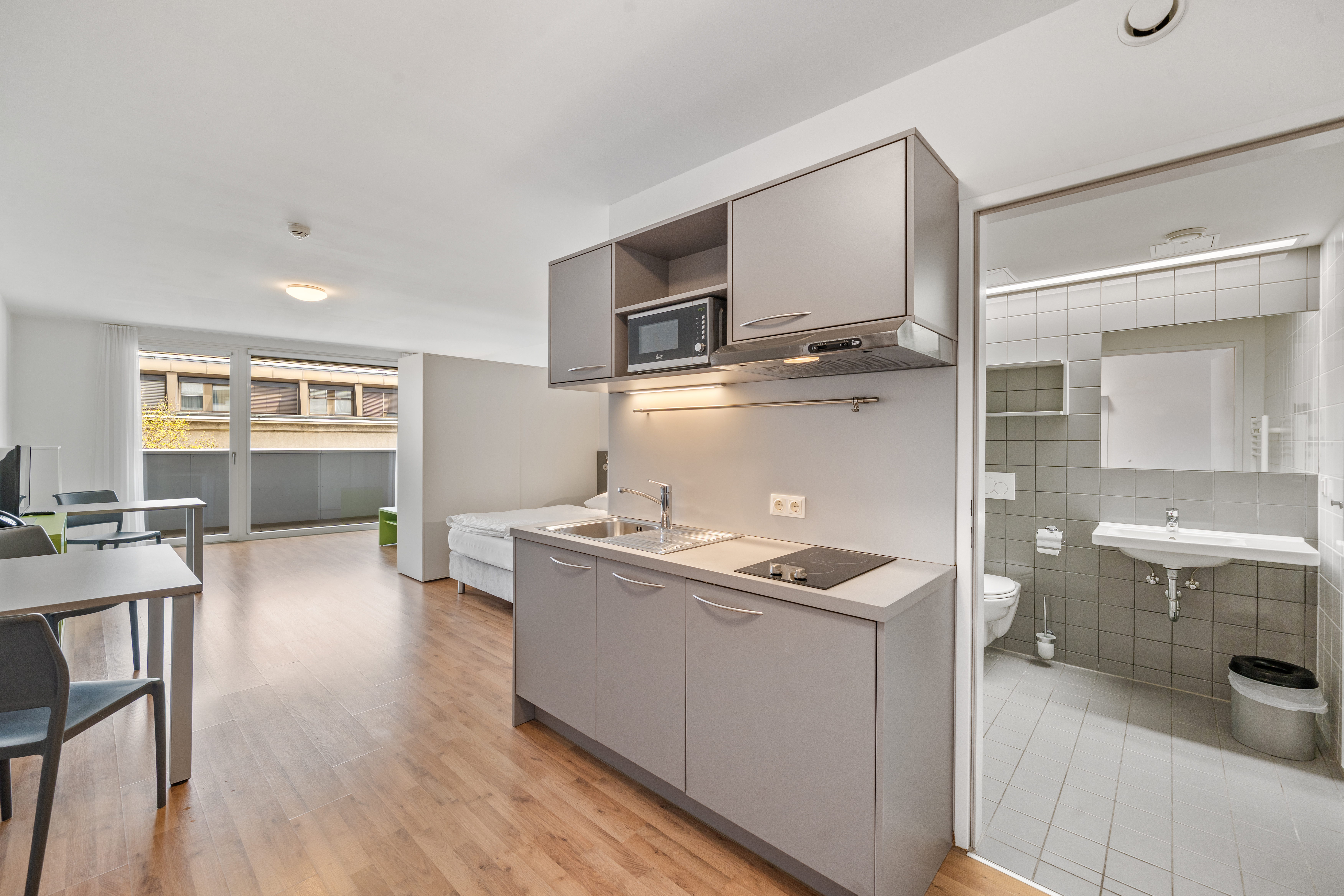 Apartment-Innenraum mit Küche, Essbereich und Badezimmer