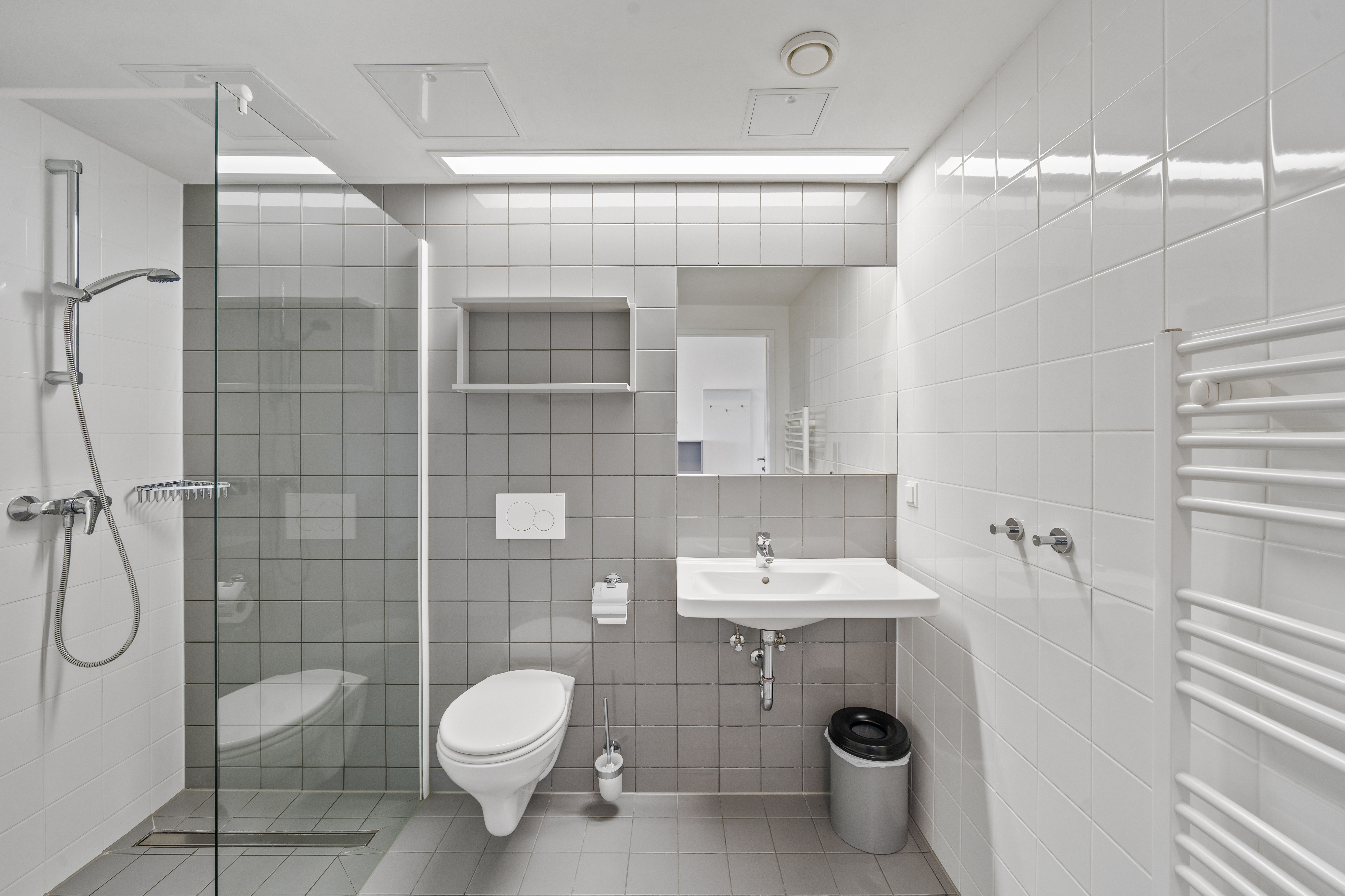 Badezimmer im Room4Rent Serviced Apartment S Balcony mit Dusche, Toilette und Waschbecken