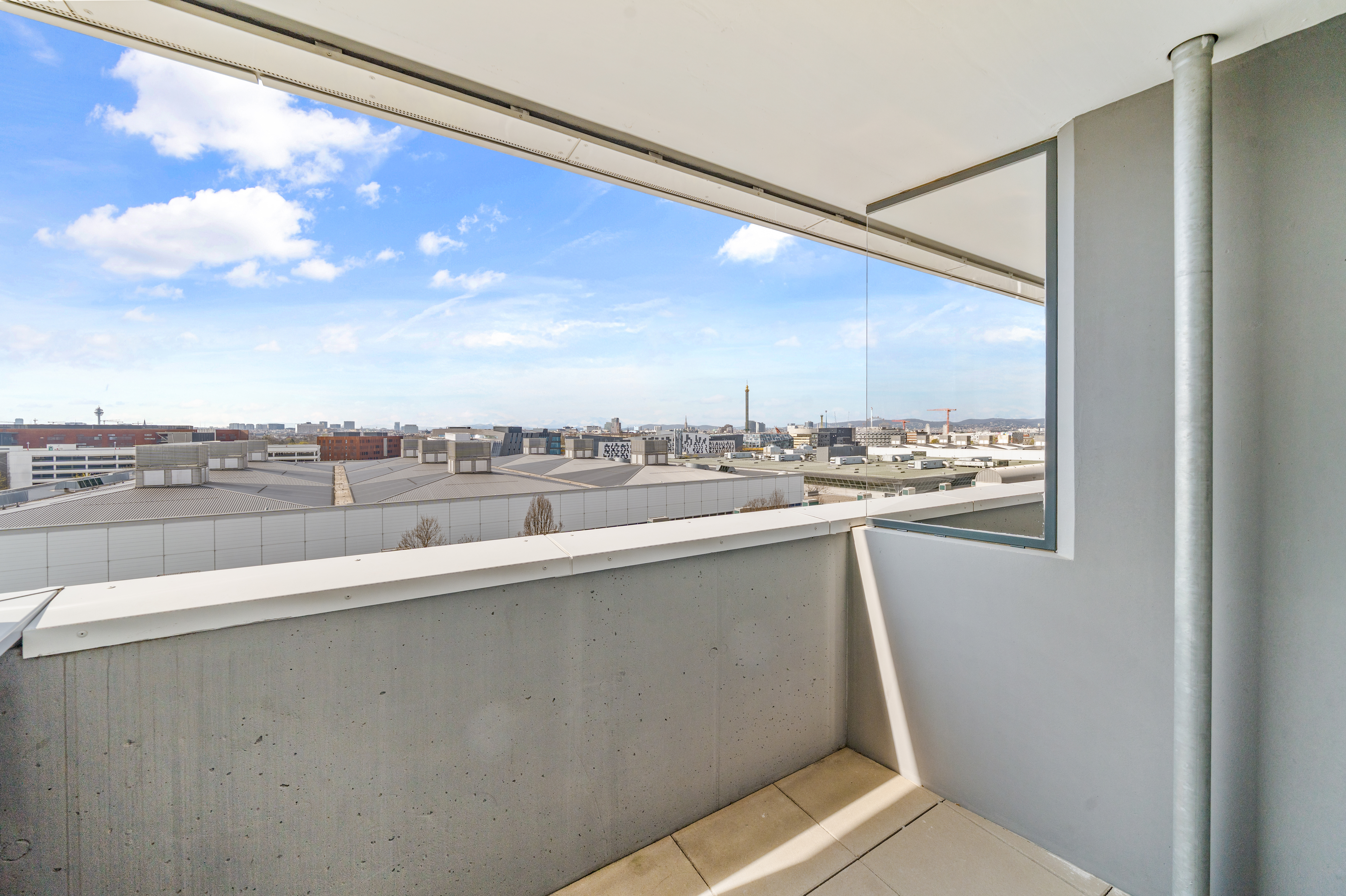 Balkon eines XL Apartments mit Blick über die Stadtlandschaft