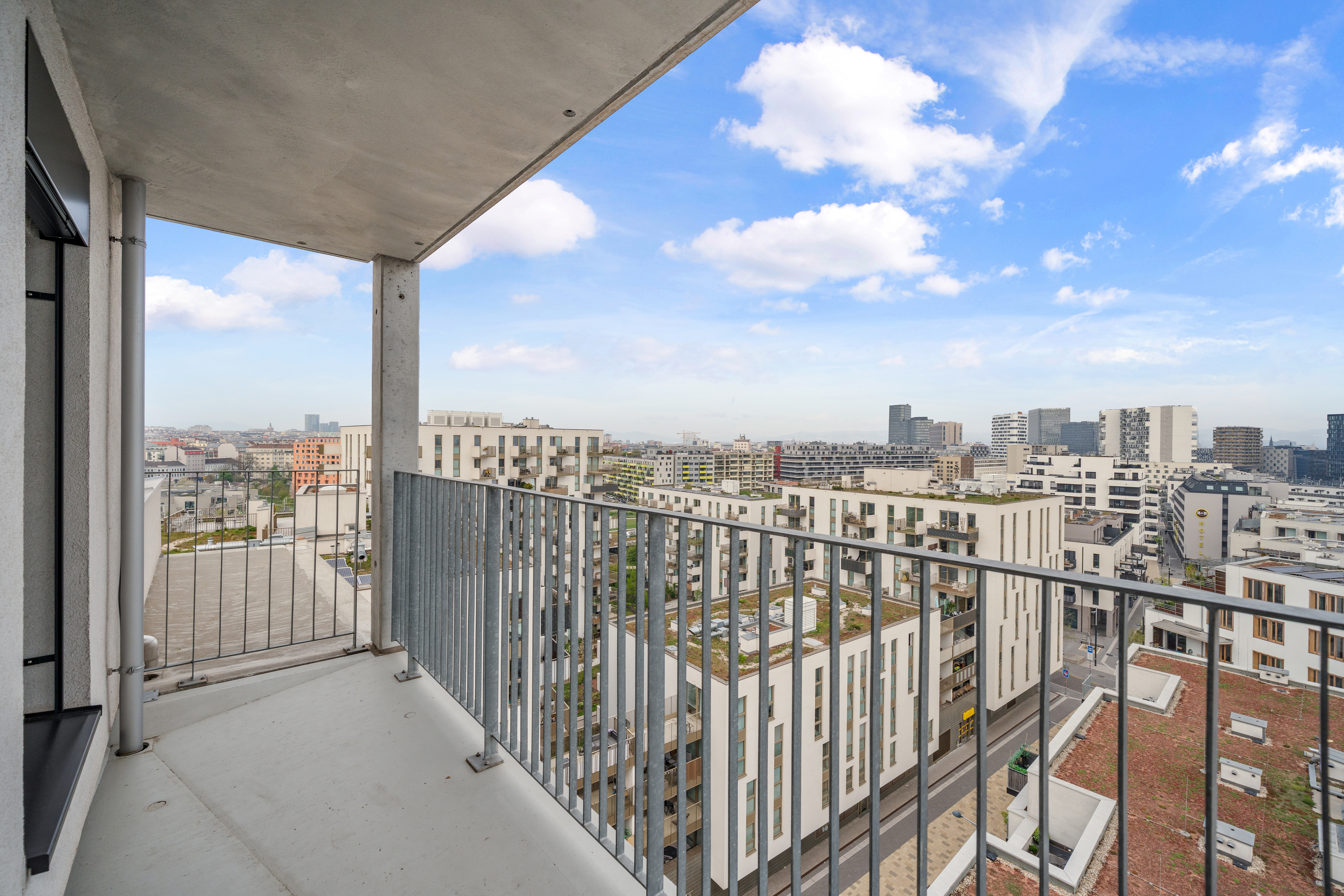 Balkon eines Typ L Apartments in der MusicBox Wien mit Ausblick über die Stadt