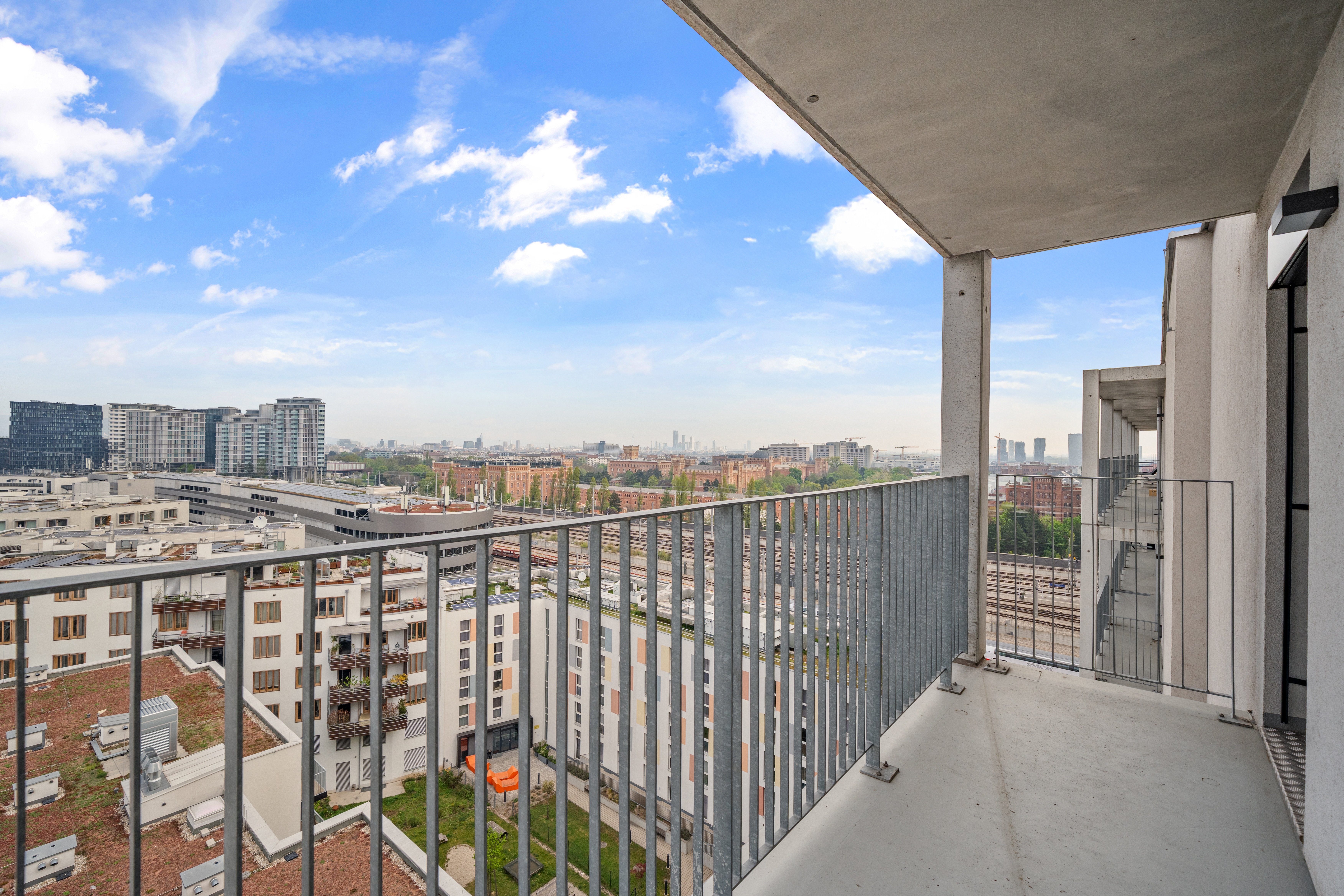 Balkon eines Typ L Apartments in der MusicBox mit Blick über Wien