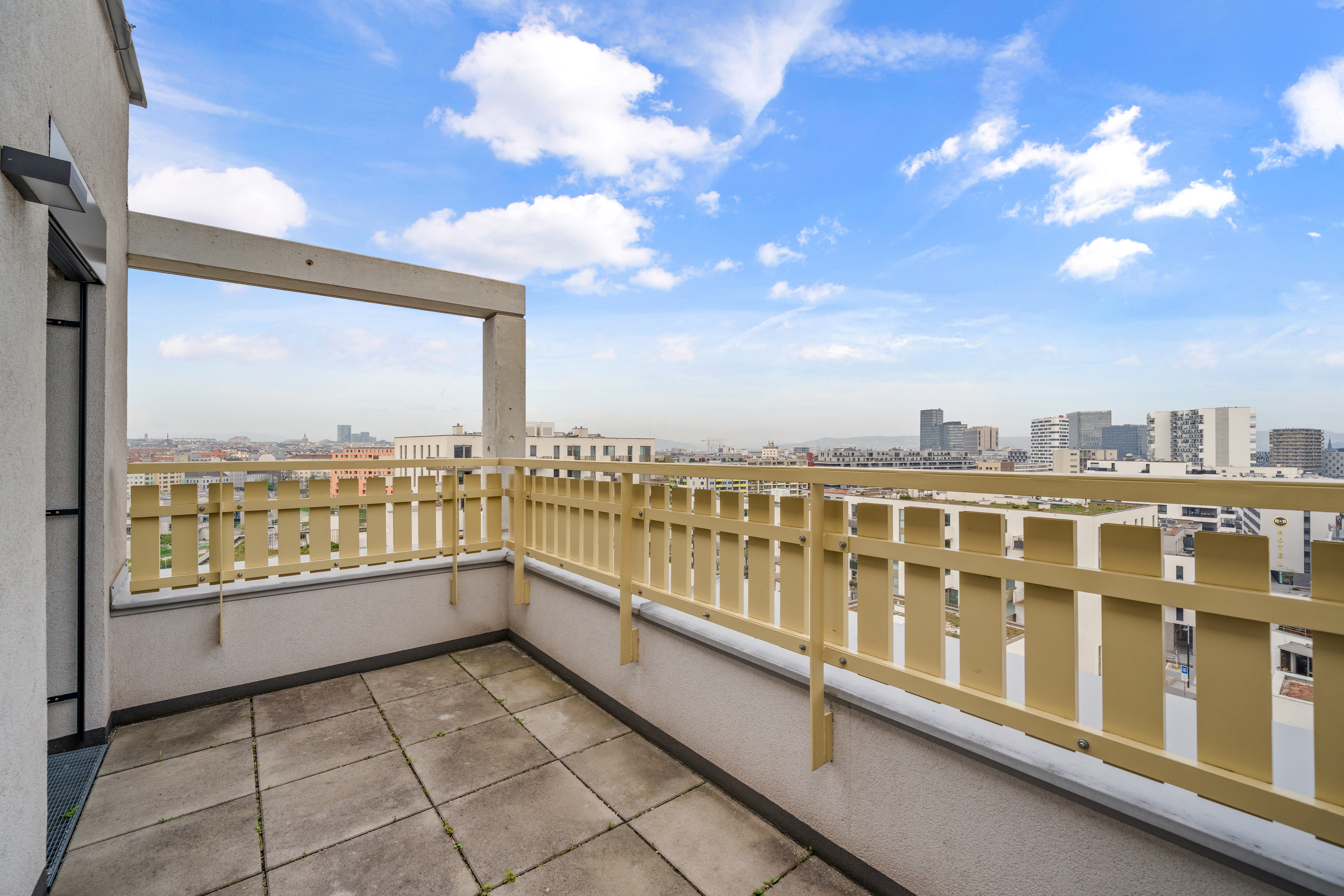 Terrasse eines Room4Rent Typ L Apartments mit Ausblick auf Wien