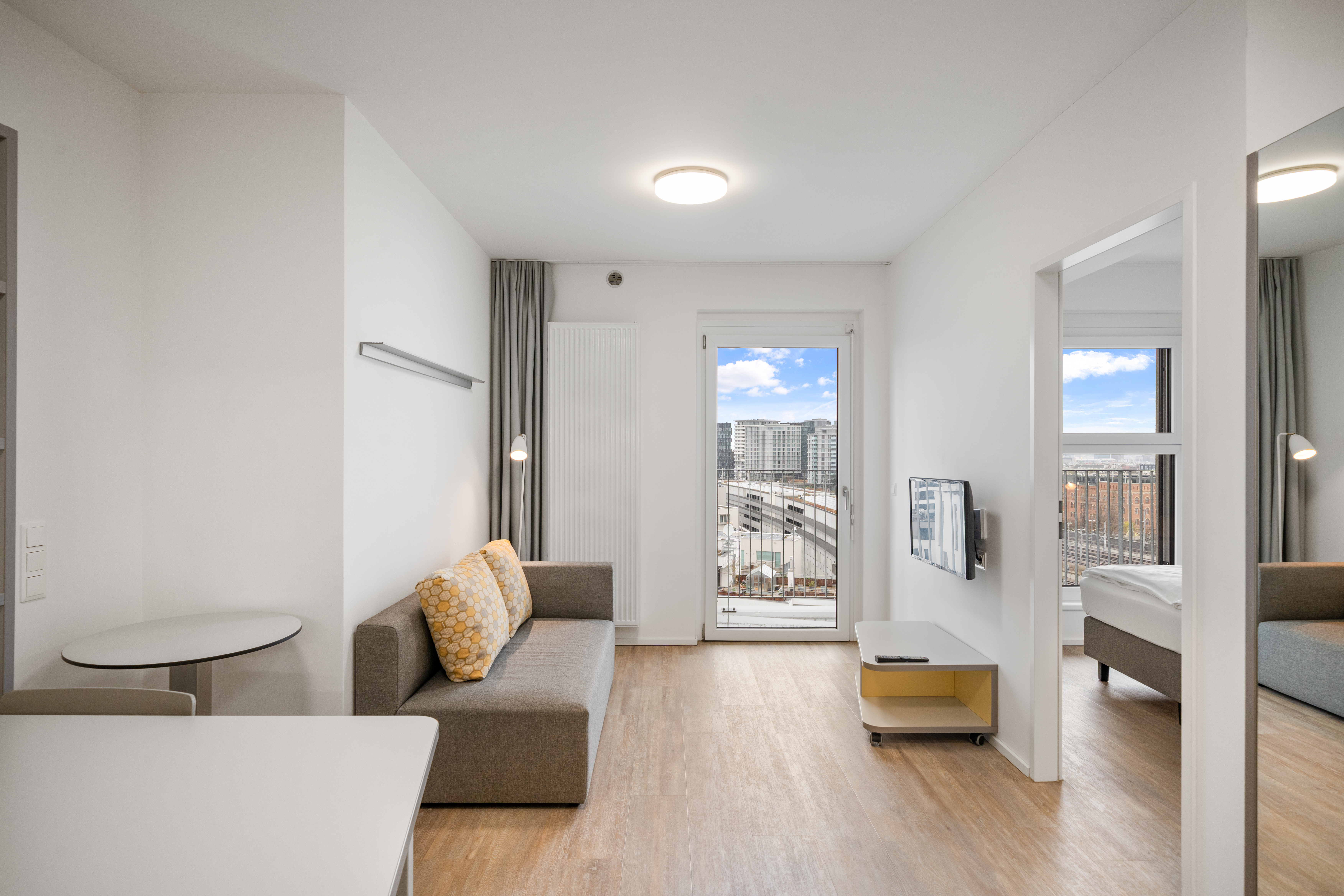 Wohnbereich mit Balkon in einem Room4Rent Apartment