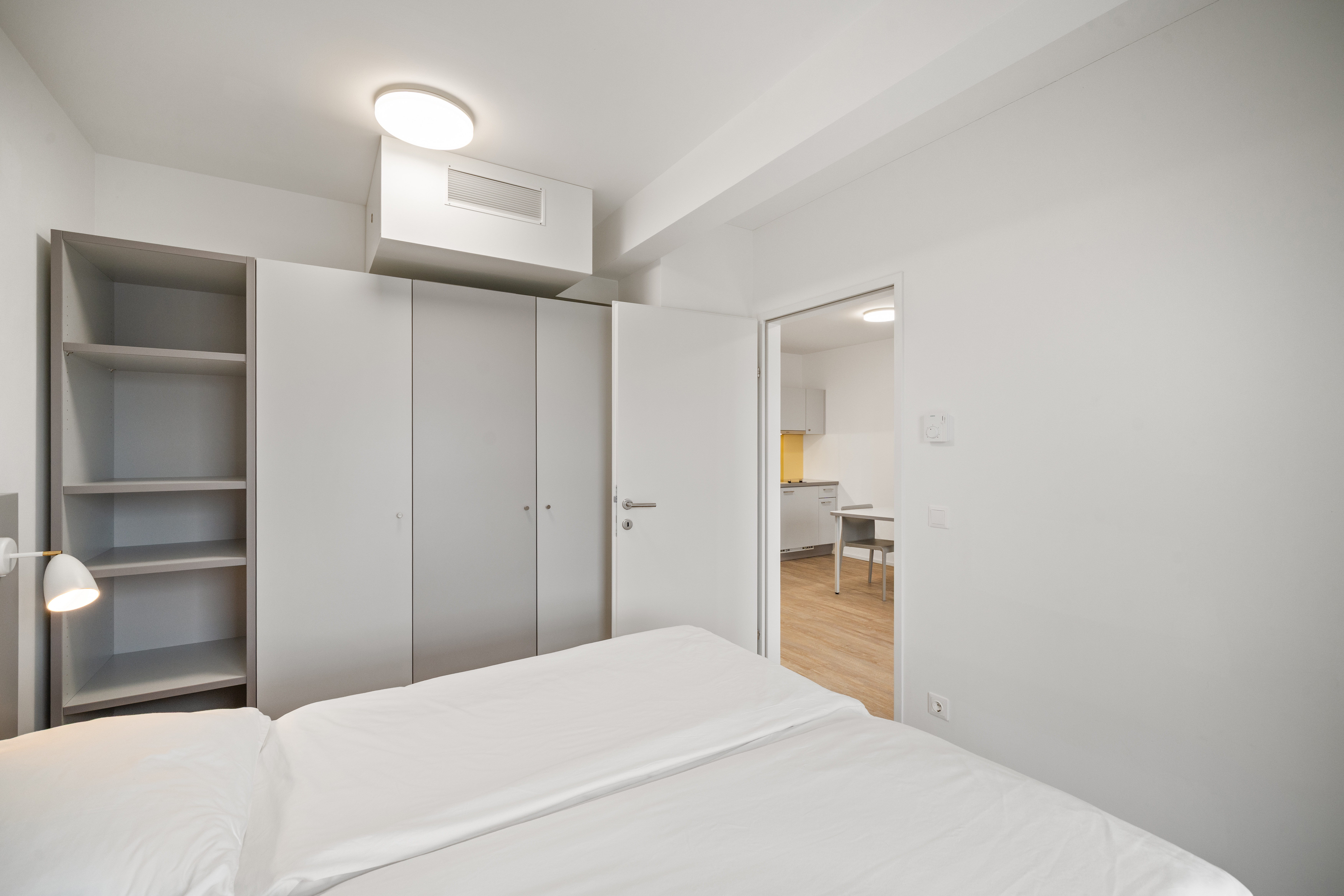 Schlafbereich mit Kleiderschränken in einem möblierten Apartment Typ M in der Music Box Wien