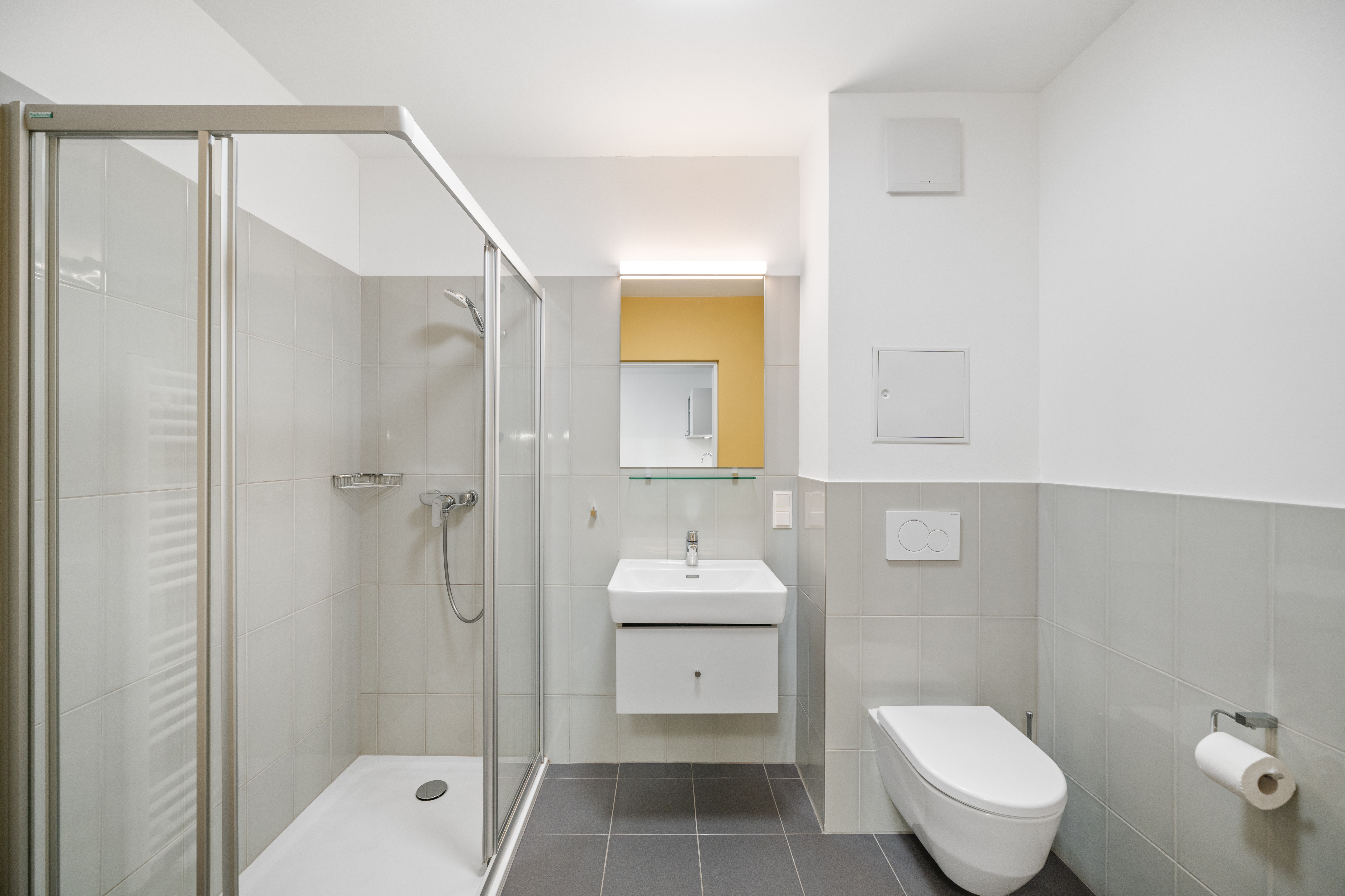 Badezimmer mit Dusche, Waschtisch und WC in einem möblierten Apartment Typ M in Room4Rent Music Box