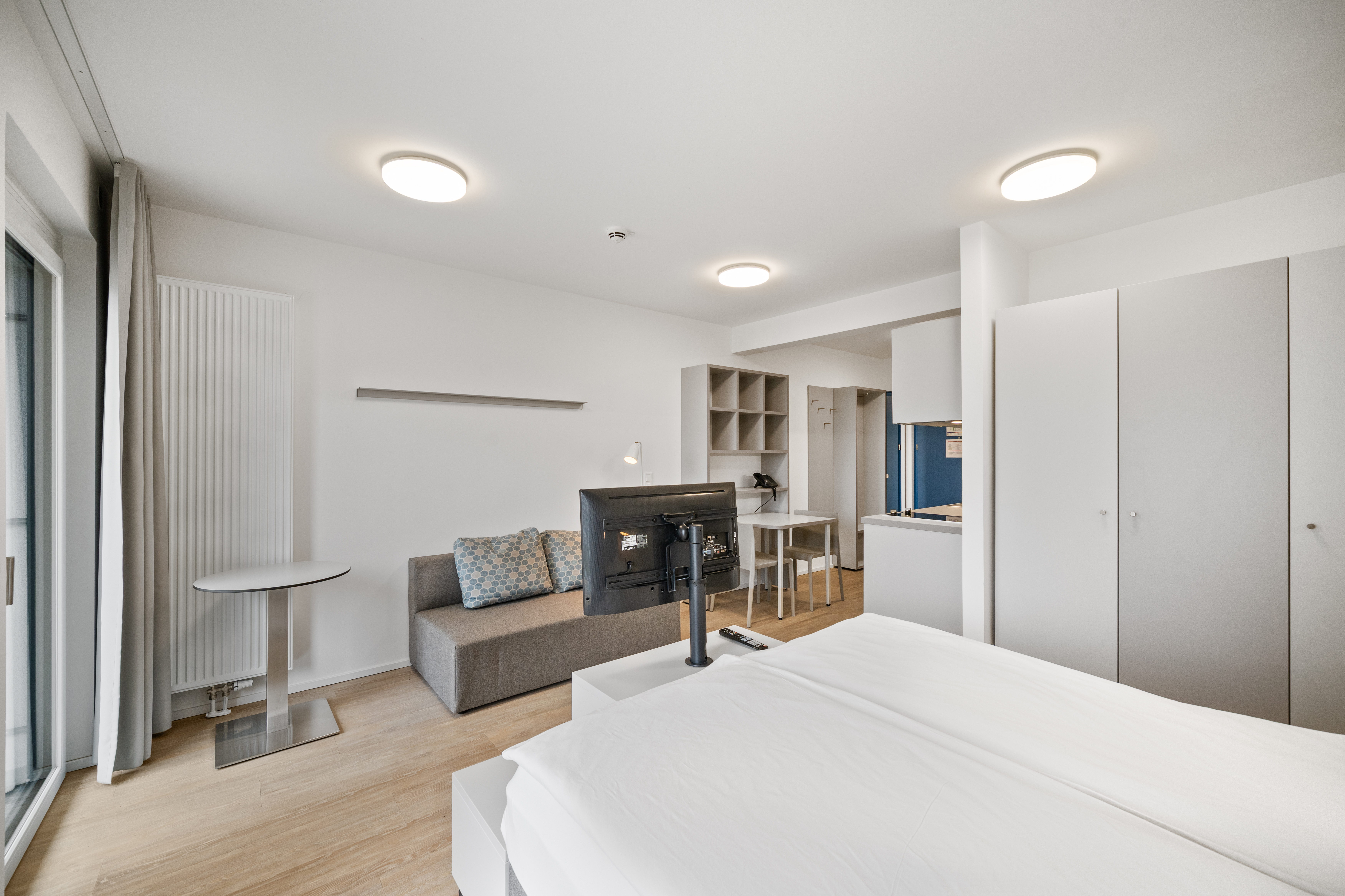 Wohn-/Schlafbereich mit Sofa und Bett in einem Serviced Apartment der MusicBox Wien