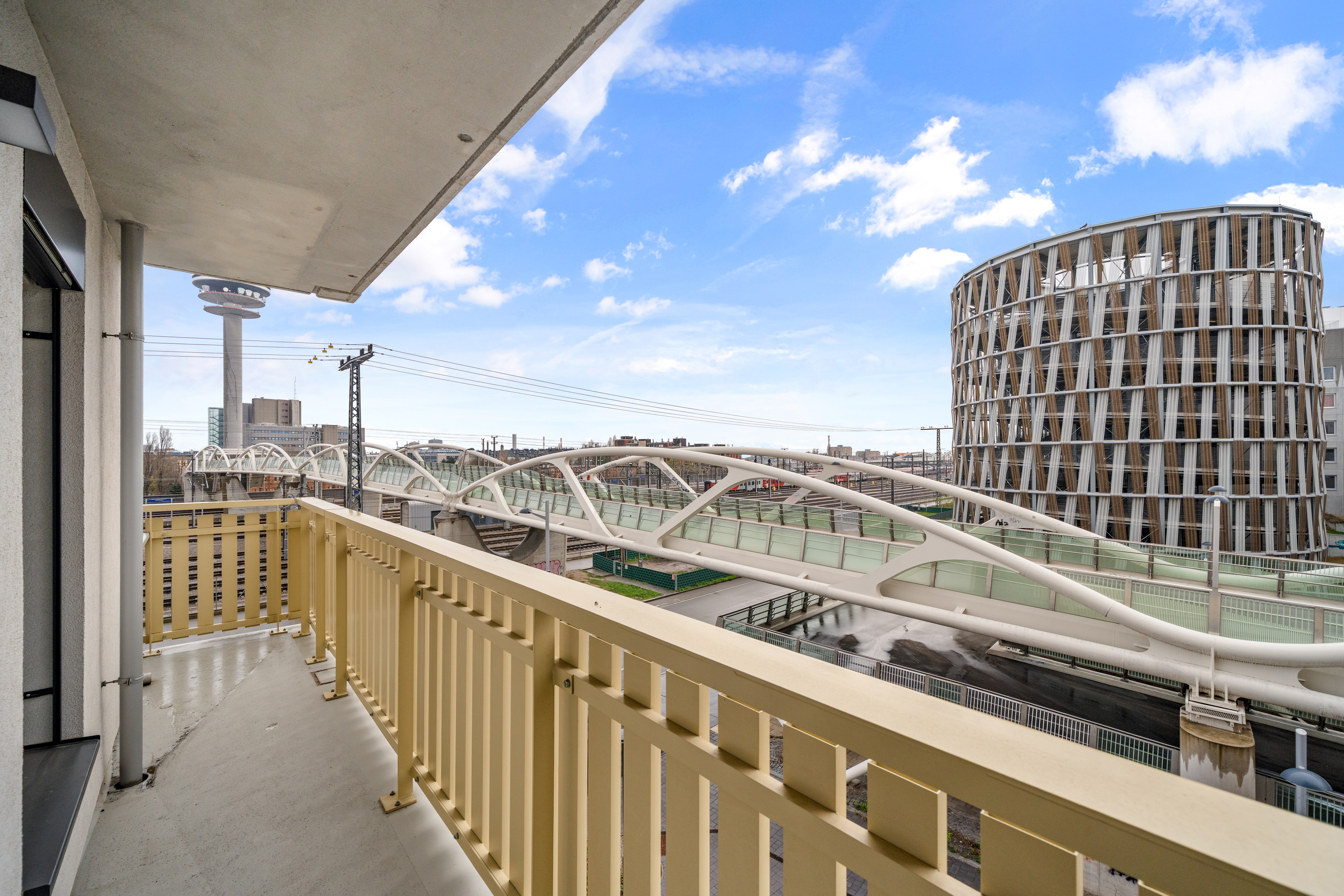 Balkon mit Ausblick auf die Donau und die Kunsthalle Wien vom Room4Rent Serviced Apartment MusicBox