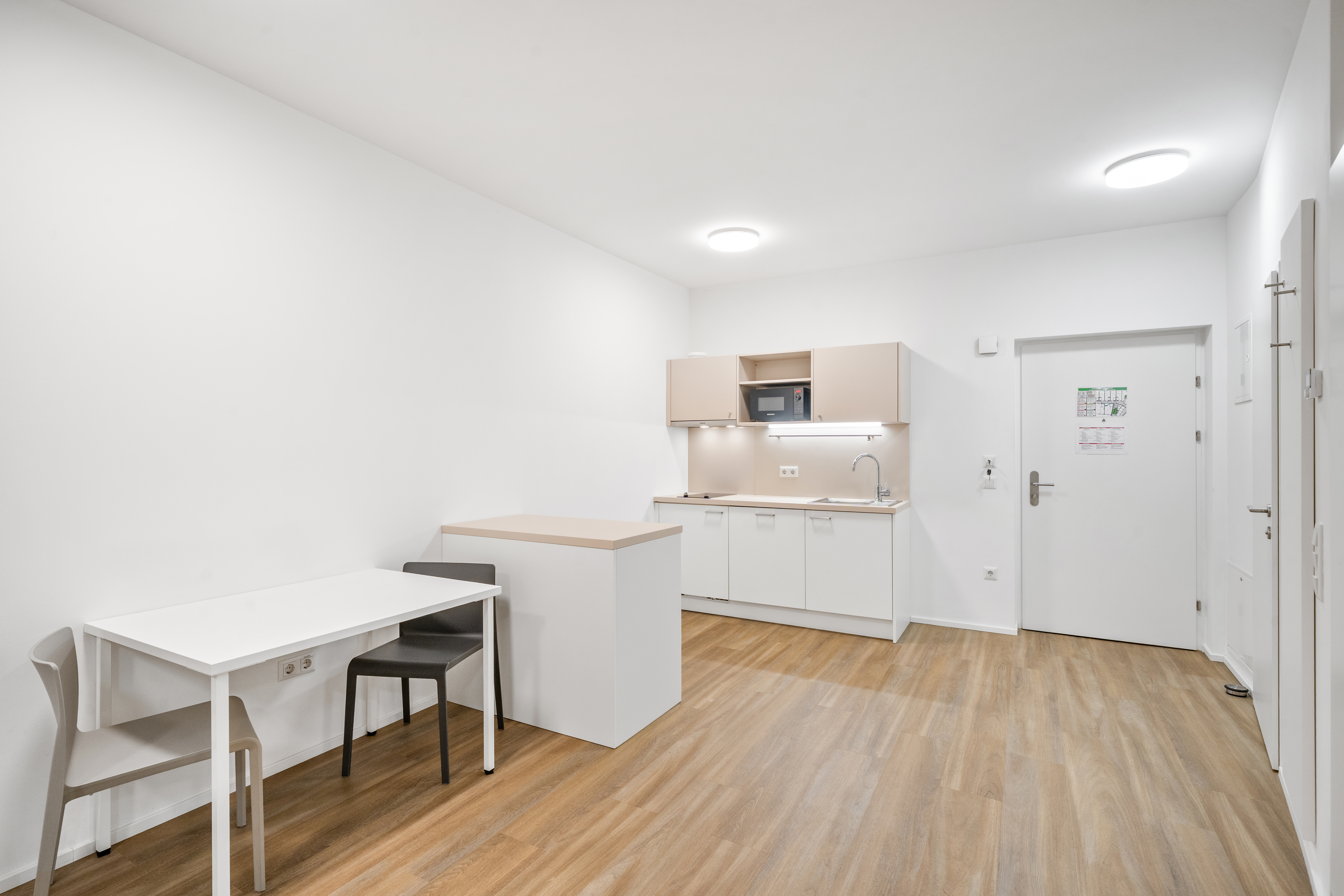 Küche mit Essbereich in einem möblierten Apartment im Q-Tower