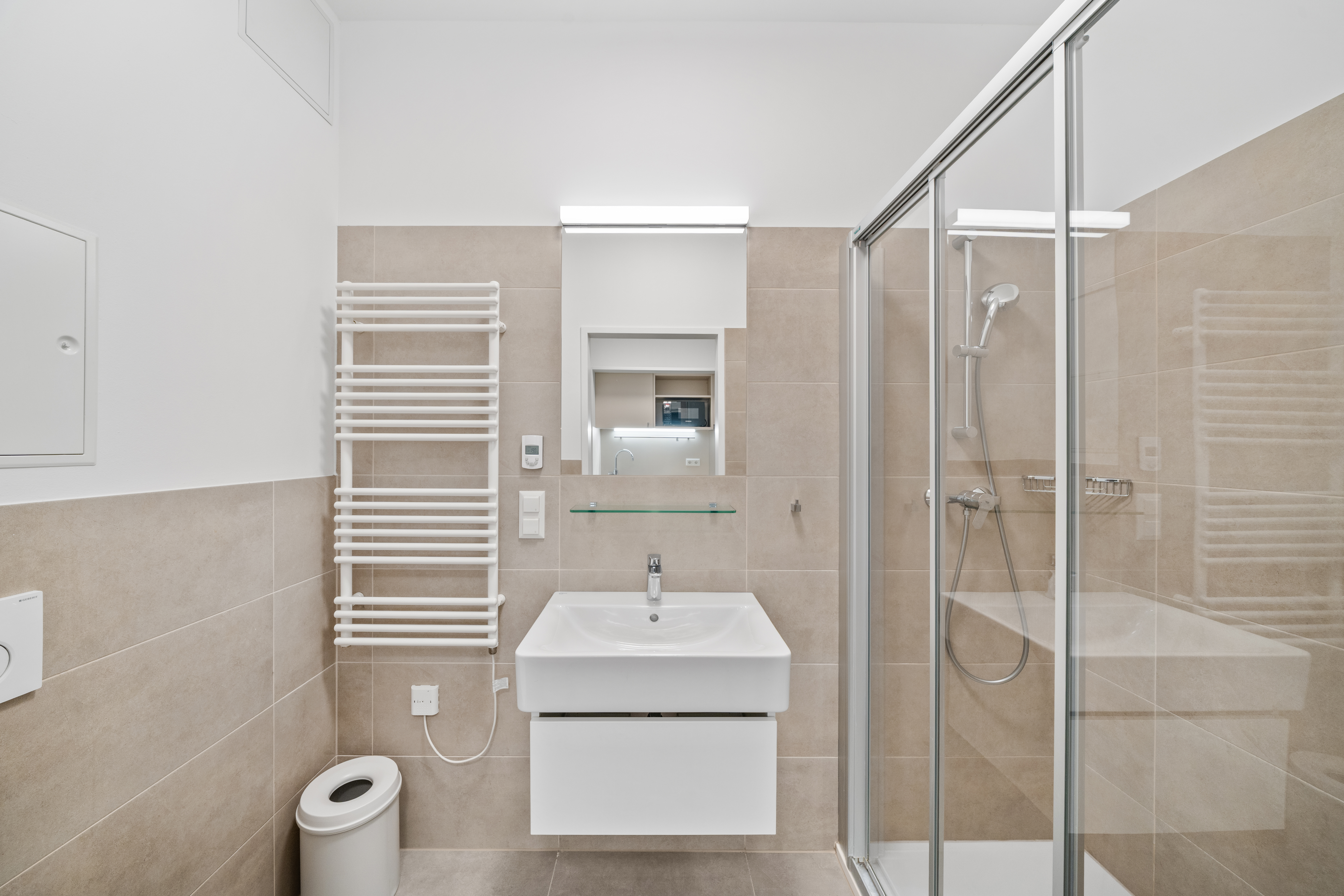 Badezimmer mit Dusche und Waschbecken in einem Room4Rent Serviced Apartment im Q-Tower