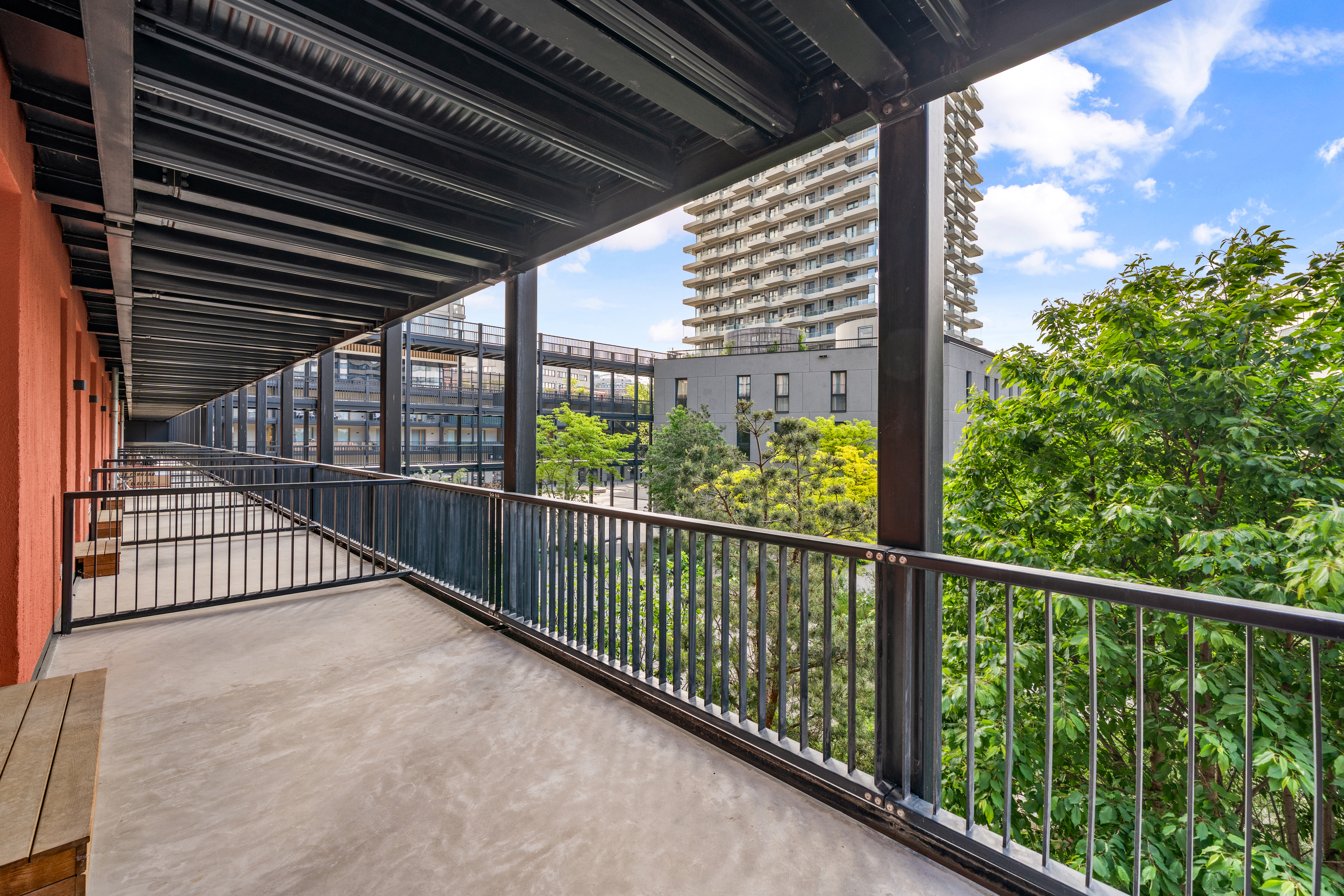 Balkon eines Room4Rent Serviced Apartments im Q-Tower mit Blick auf die Wien-Umgebung