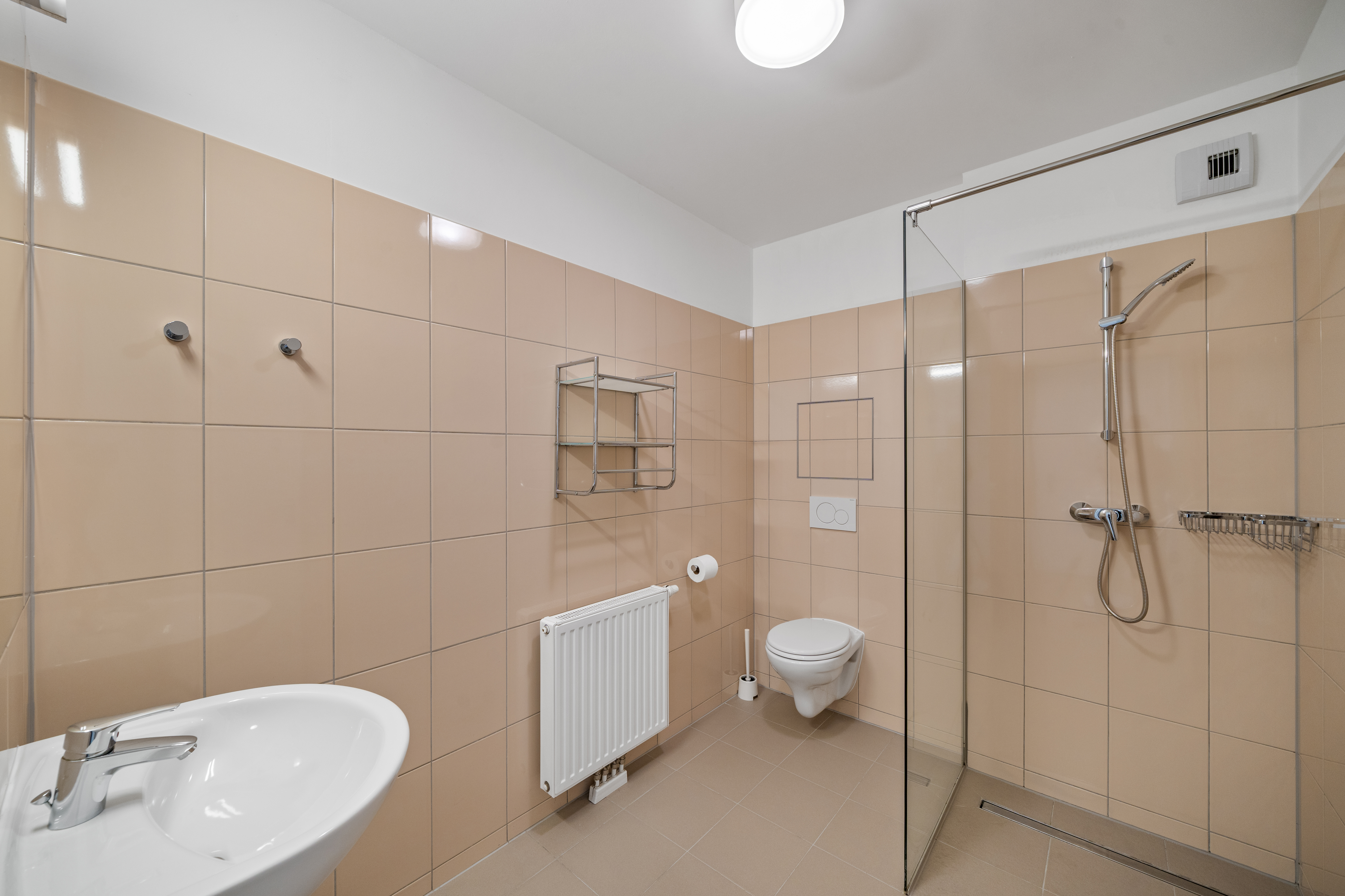 Badezimmer mit Dusche, Toilette und Waschbecken im Room4Rent Serviced Apartment Typ M