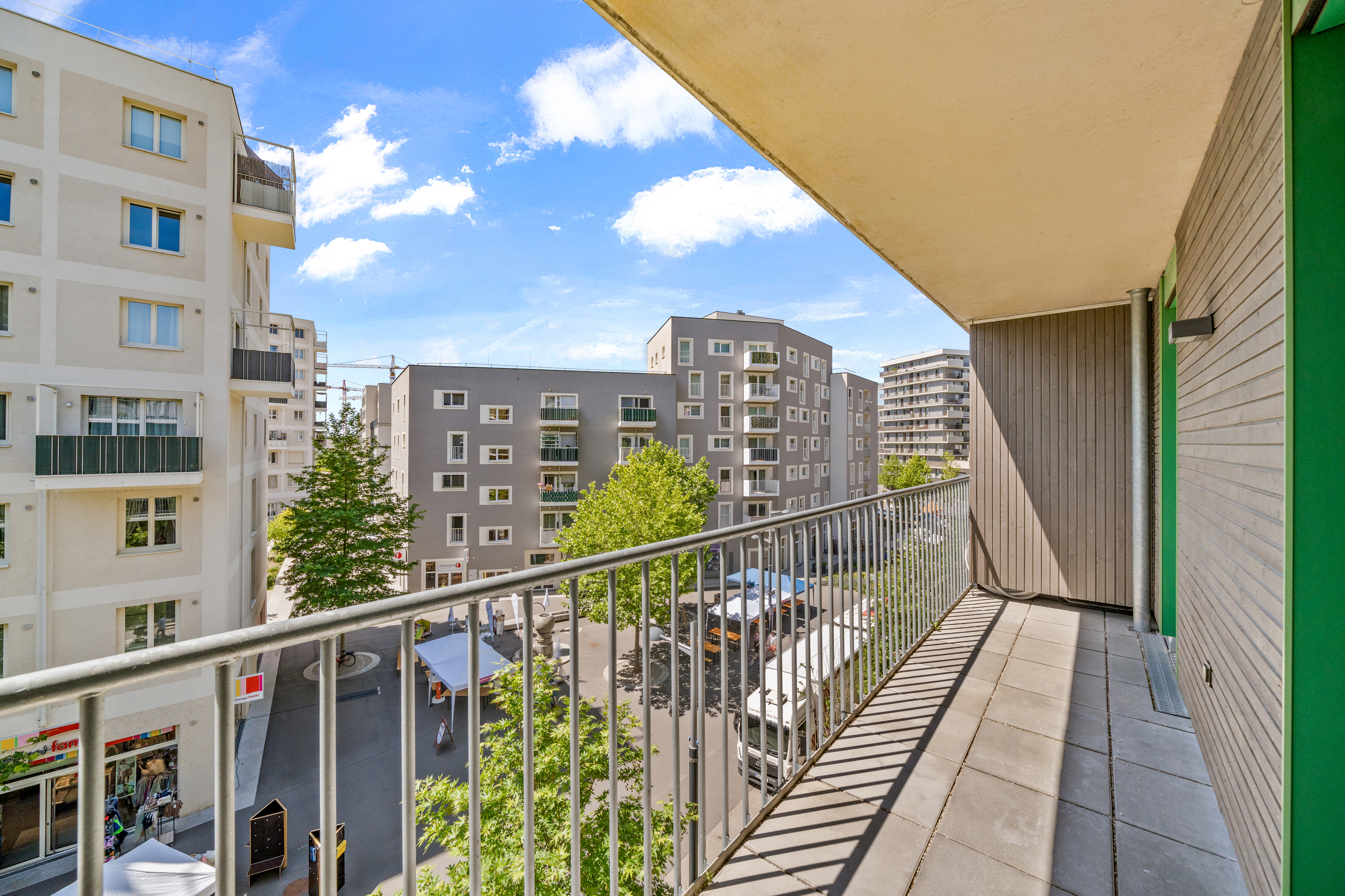 Balkon mit Sonnensegel und Aussicht auf Nachbargebäude und Stadtlandschaft in Wien