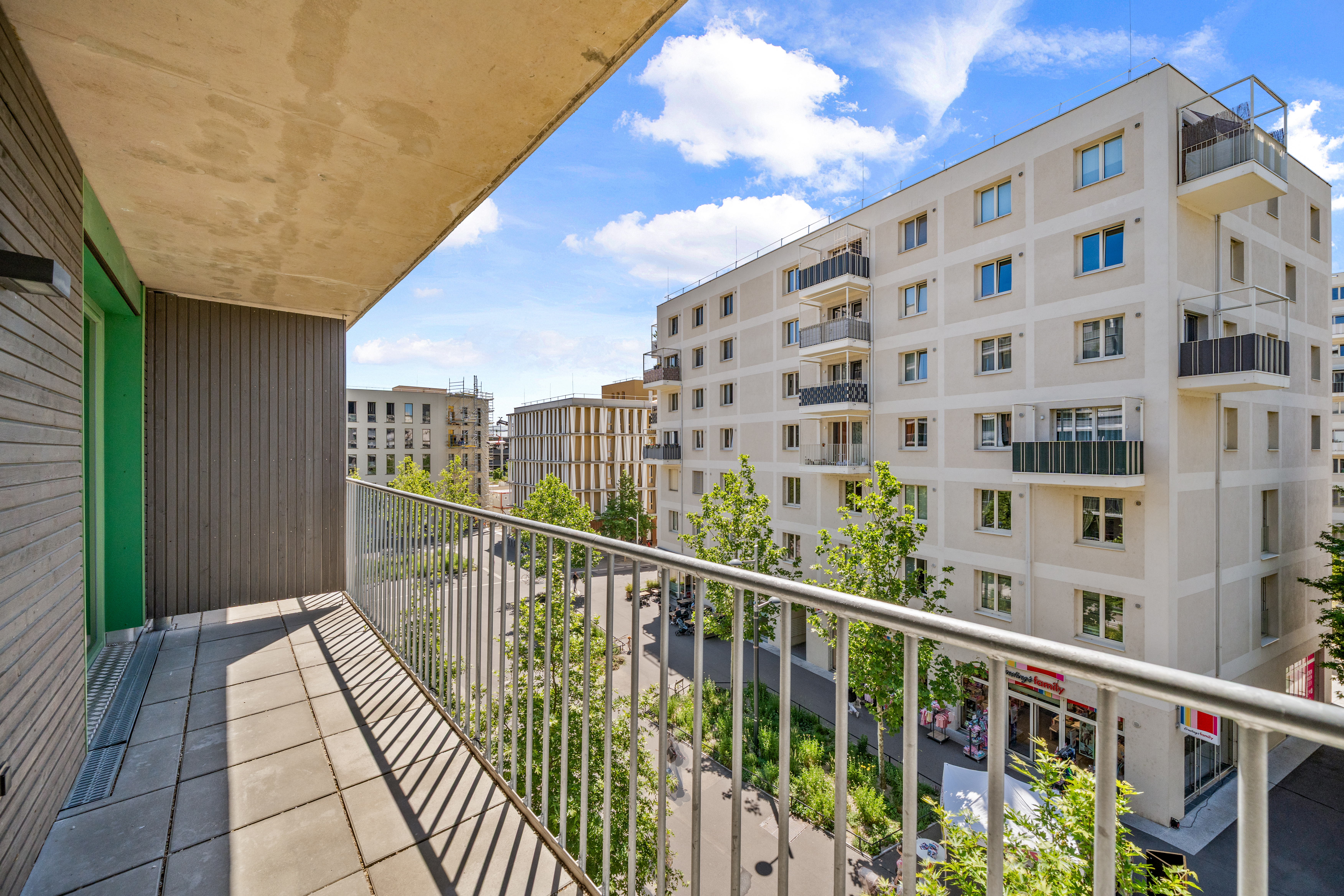 Balkon mit Blick auf zentral gelegene Wohngebäude in einem Room4Rent Serviced Apartment