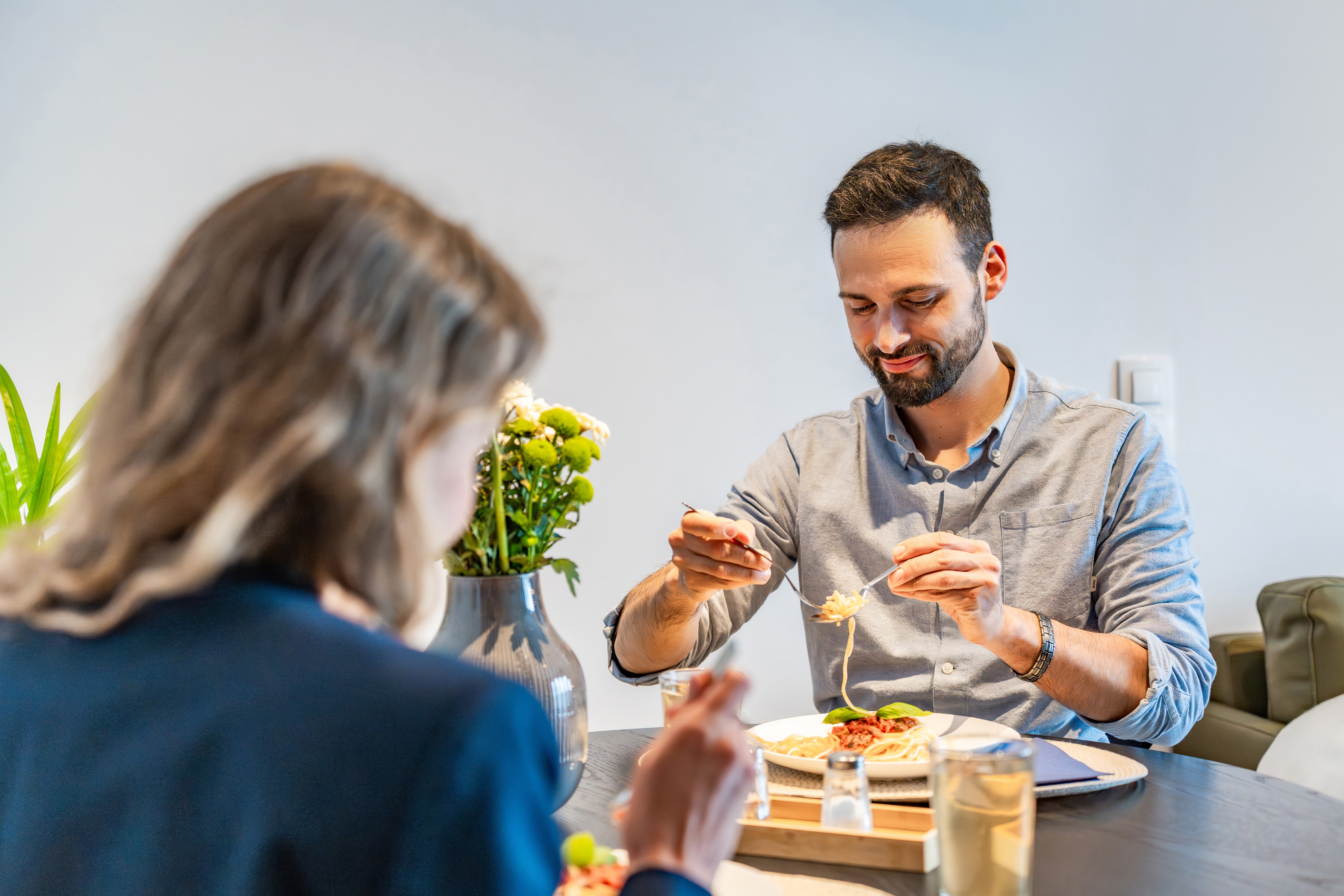 Paar beim gemeinsamen Abendessen in einem möblierten Apartment